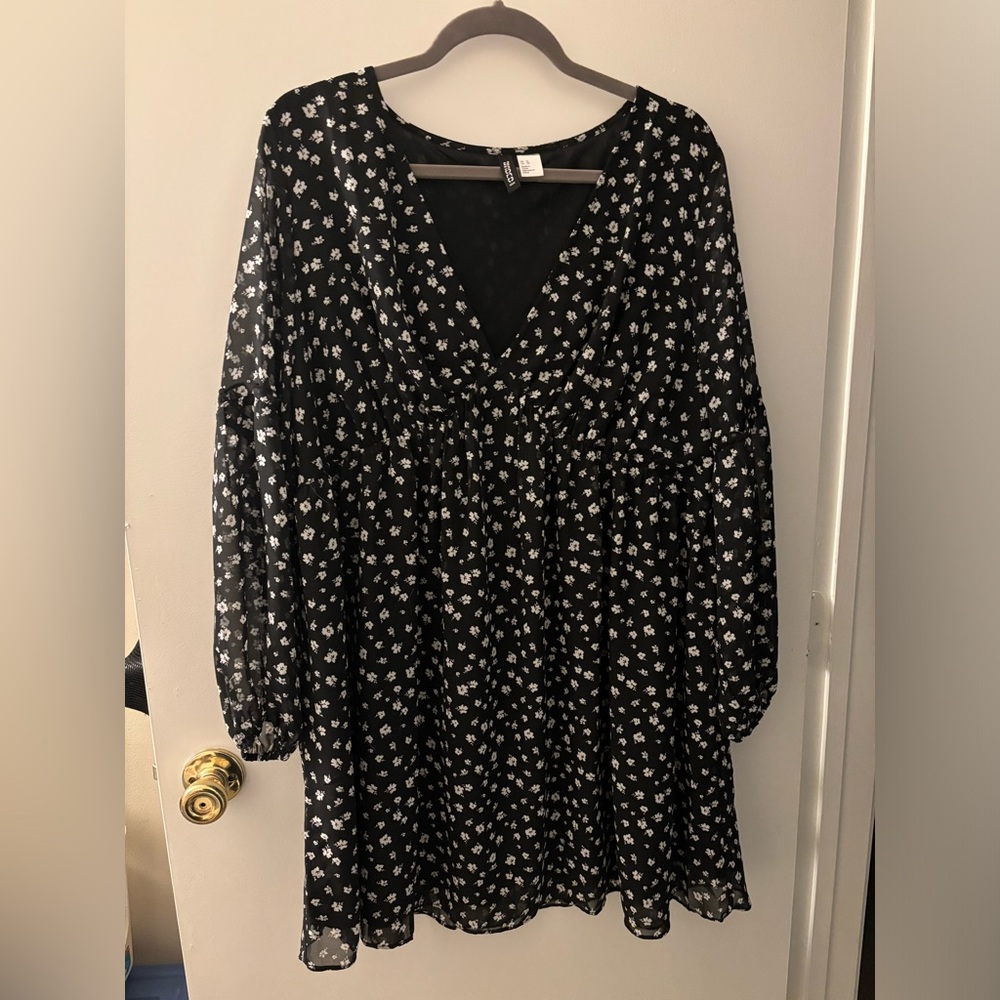 H&M Black Floral Long Sleeve V-Neck Mini Dress